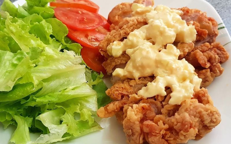 Áo sốt gà sau khi chiên để món ăn thêm ngon, hấp dẫn và bắt mắt