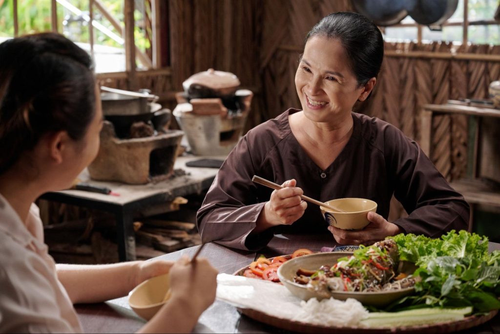 Hình ảnh thân thuộc người phụ nữ Nam Bộ được tái hiện hoàn hảo qua Má Bảy