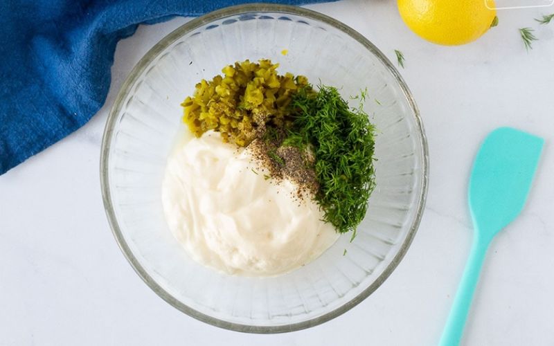 Thưởng thức sốt tartar cùng salad, gà rán, đồ chiên,...