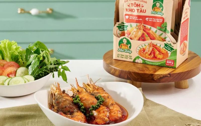 Thưởng thức món tôm kho tàu sau khi chế biến
