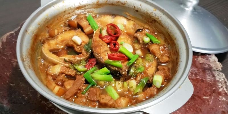 Bổ sung rau củ khi kho cá để cân bằng dinh dưỡng món ăn
