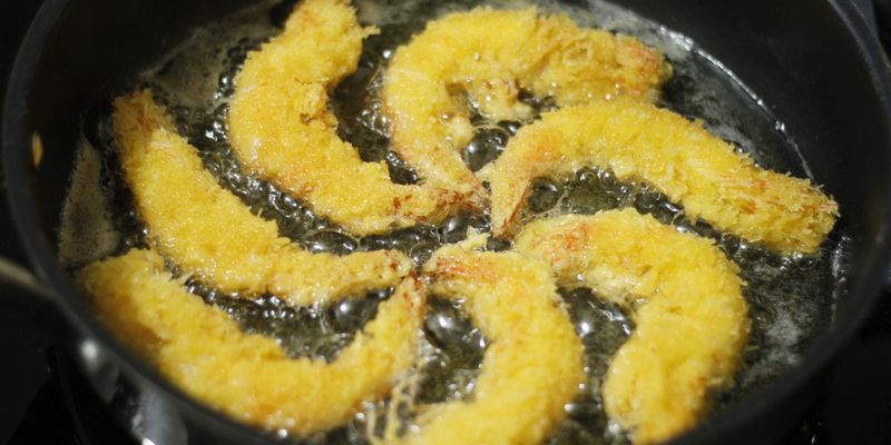 Chiên sơ tôm để giữ độ ngọt tự nhiên