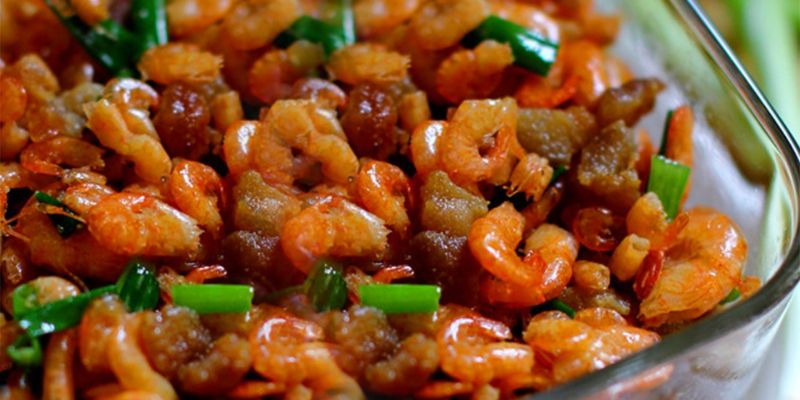 Hoàn thành món tôm kho thịt ba rọi