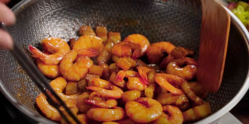 Rim tôm với nước dừa đến khi có màu vàng óng